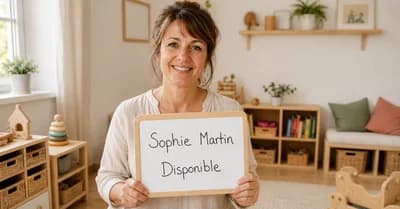 Assistante maternelle rédigeant une annonce sur son ordinateur